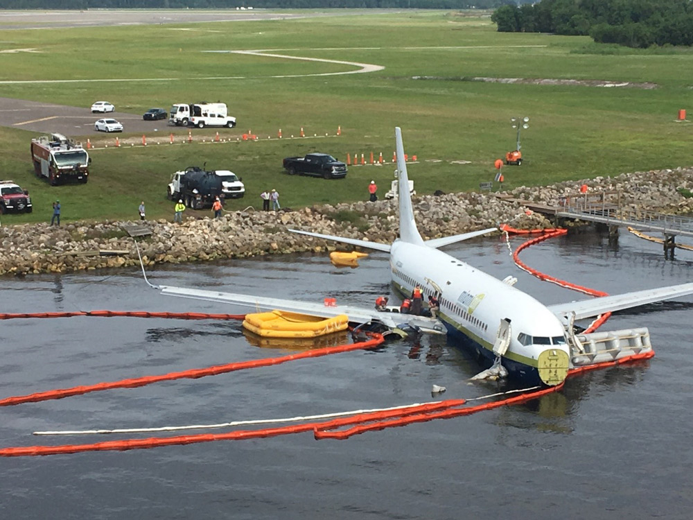 United States Navy · 141010 accident — Jacksonville NAS, FL (NIP), 1983-04-30 — photo 2
