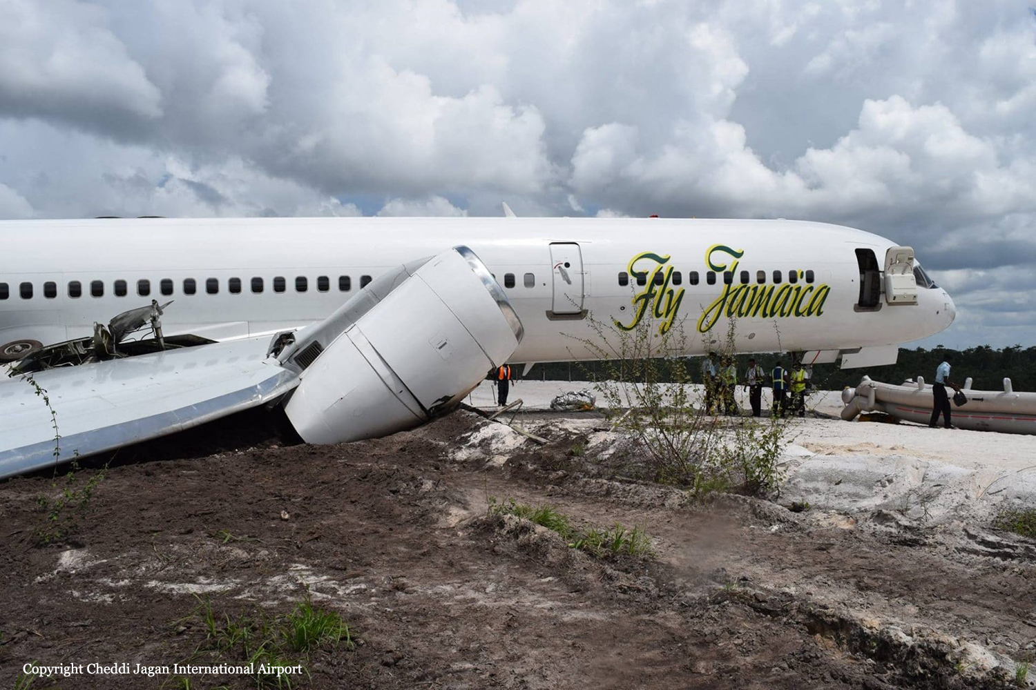Caribbean Airlines 523 accident — Georgetown-Cheddi Jagan International Airport (GEO), 2011-07-30 — photo 2