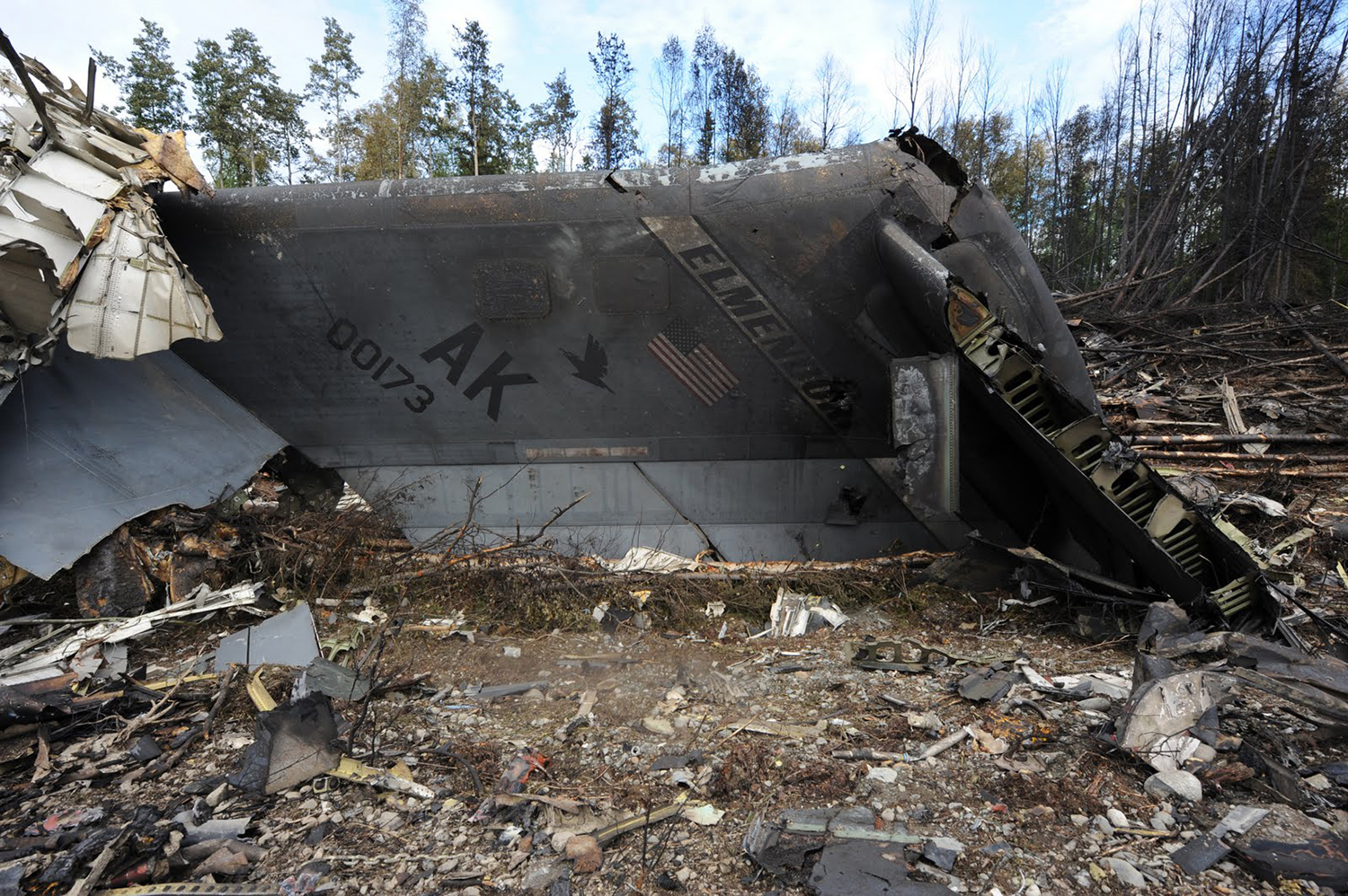 United States Air Force - USAF · 77-0354 accident — ca 2 km NE of Anchorage-Elmendorf AFB, AK (EDF), 1995-09-22 — photo 2